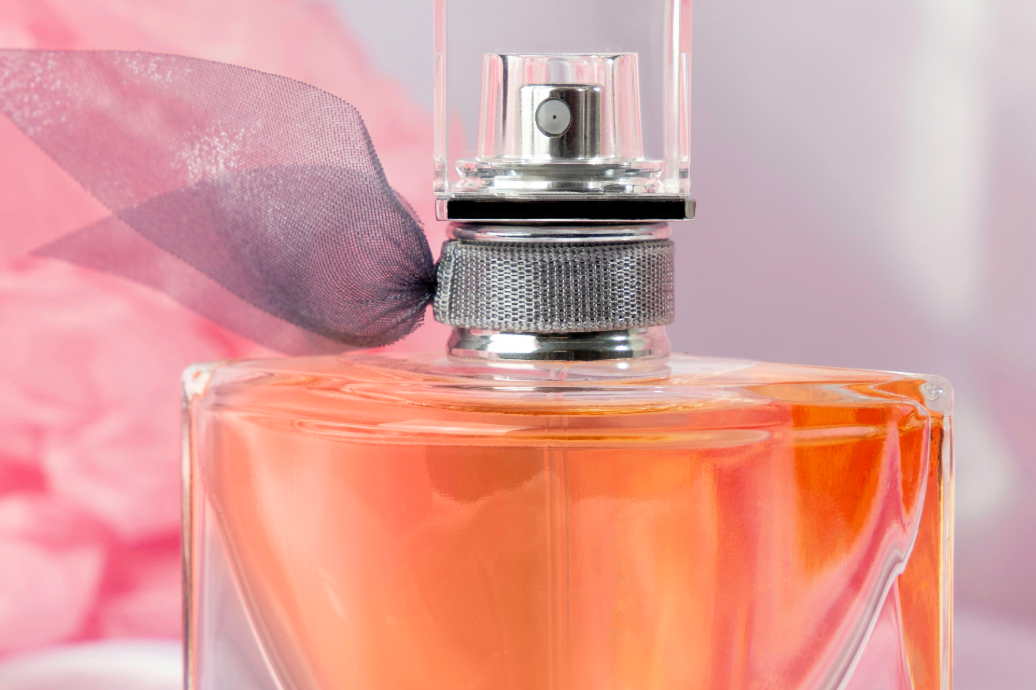 frasco de perfume em destaque