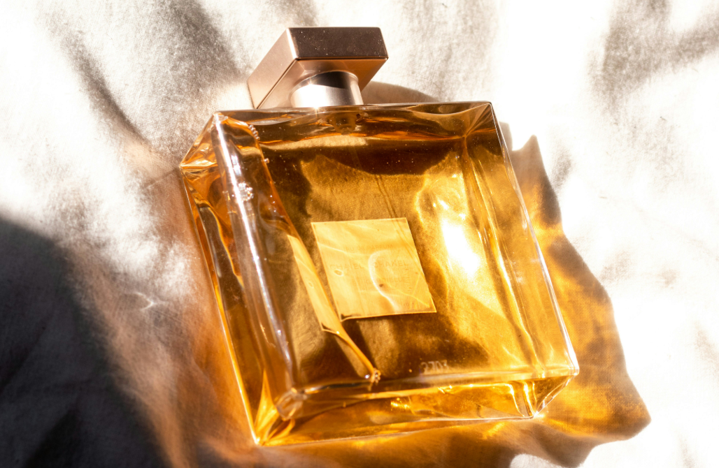 Frasco de perfume em destaque