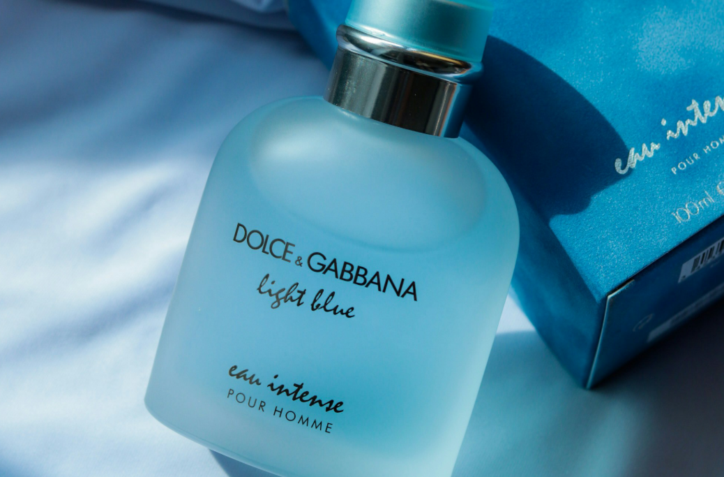 light blue dolce & gabbana em destaque no site perfume e poesia