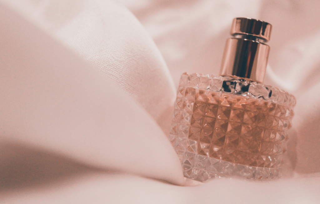 frasco de perfume em destaque no site perfume e poesia