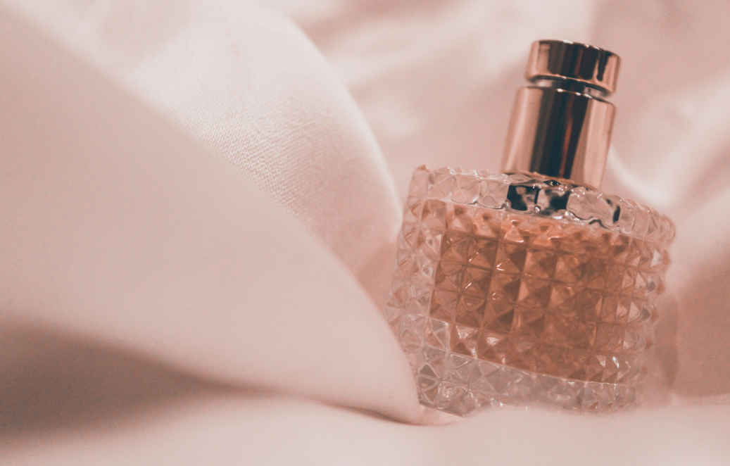 frasco de perfume em destaque no site perfume e poesia