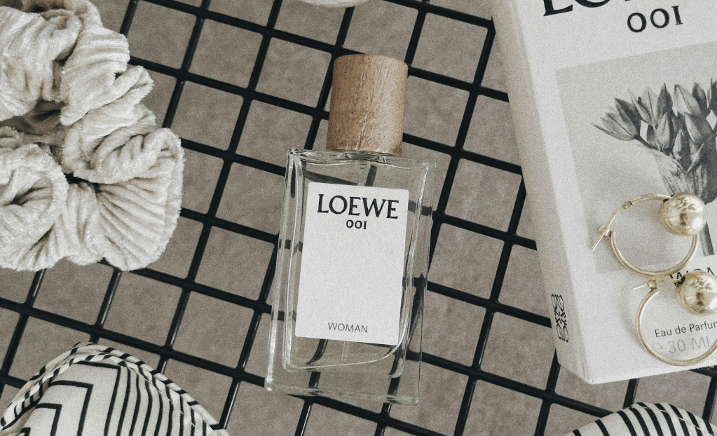 frasco de perfume em destaque no site perfume e poesia