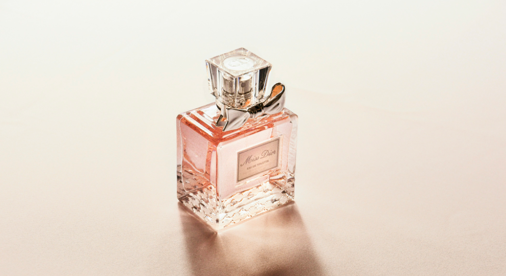 frasco de perfume em destaque no site perfume e poesia
