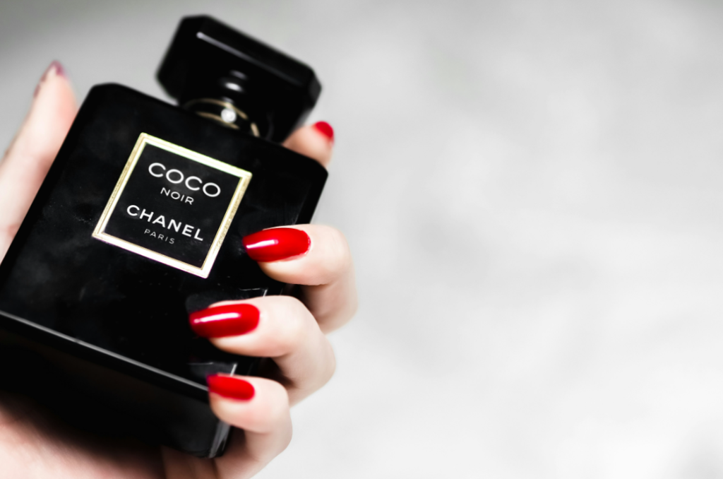 perfume coco noir chanel em destaque no site perfume e poesia