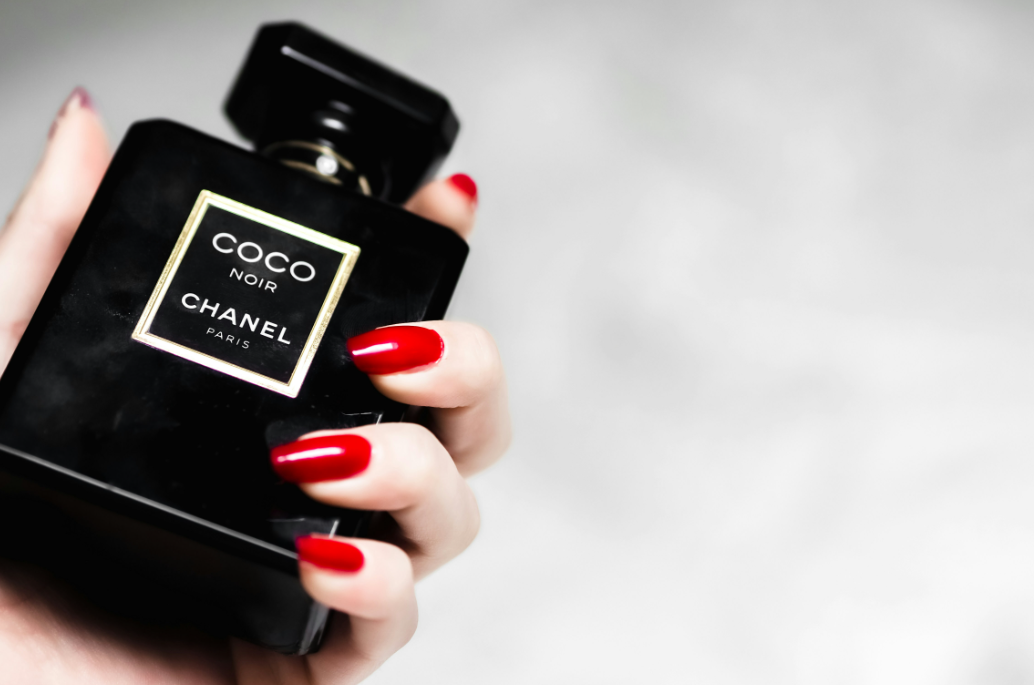 perfume coco noir chanel em destaque no site perfume e poesia