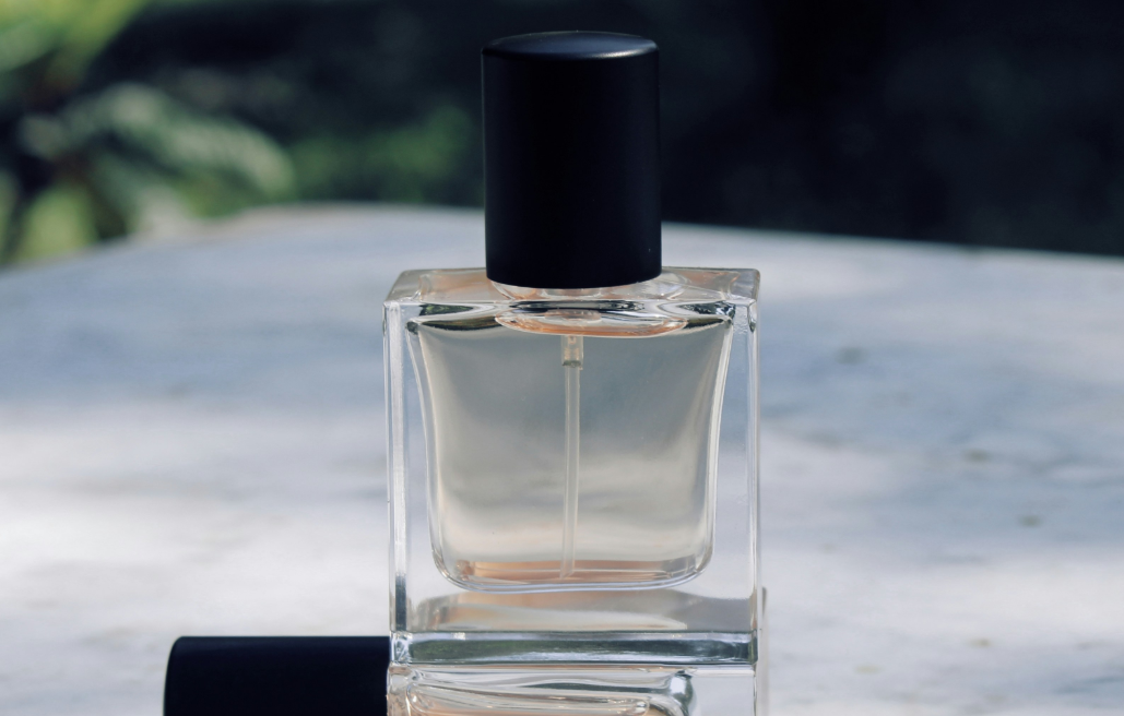 frasco de perfume destacado