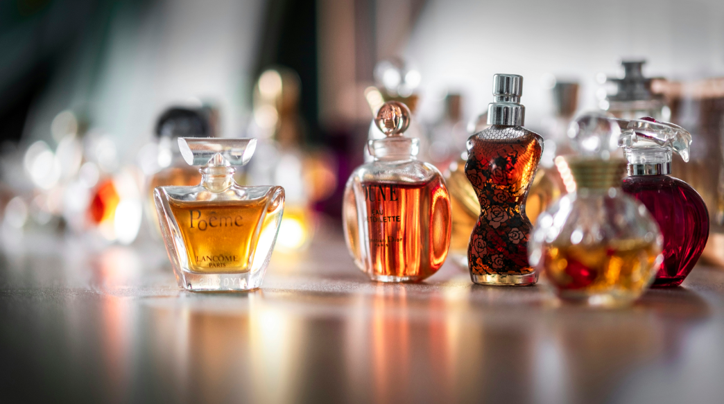 perfumes diversos em destaque