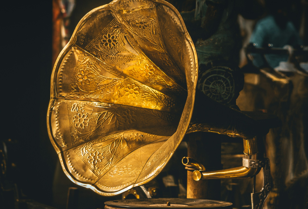 corneta de latão dourado para gramofone de estilo vintage em destaque