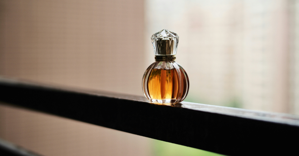 frasco de perfume destacado