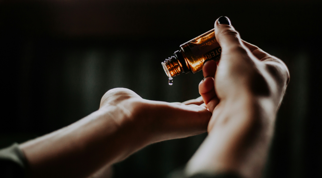 aplicação de uma fragrância em destaque