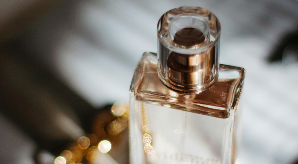 frasco de perfume em destaque