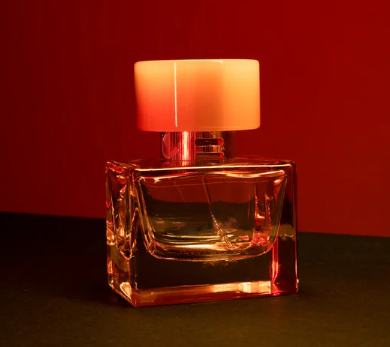 frasco de perfume em destaque no site perfume e poesia