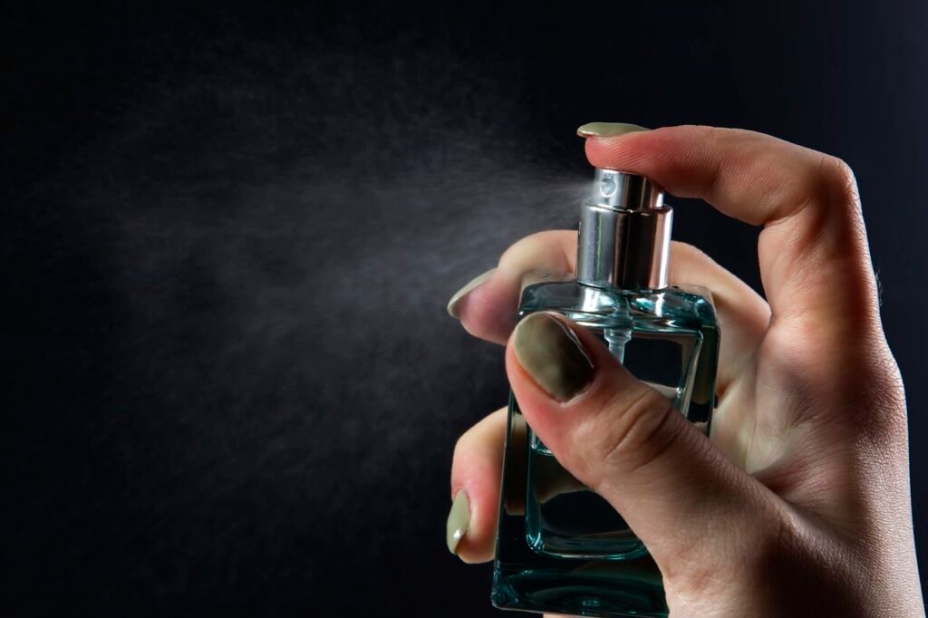 mulher borrifando perfume