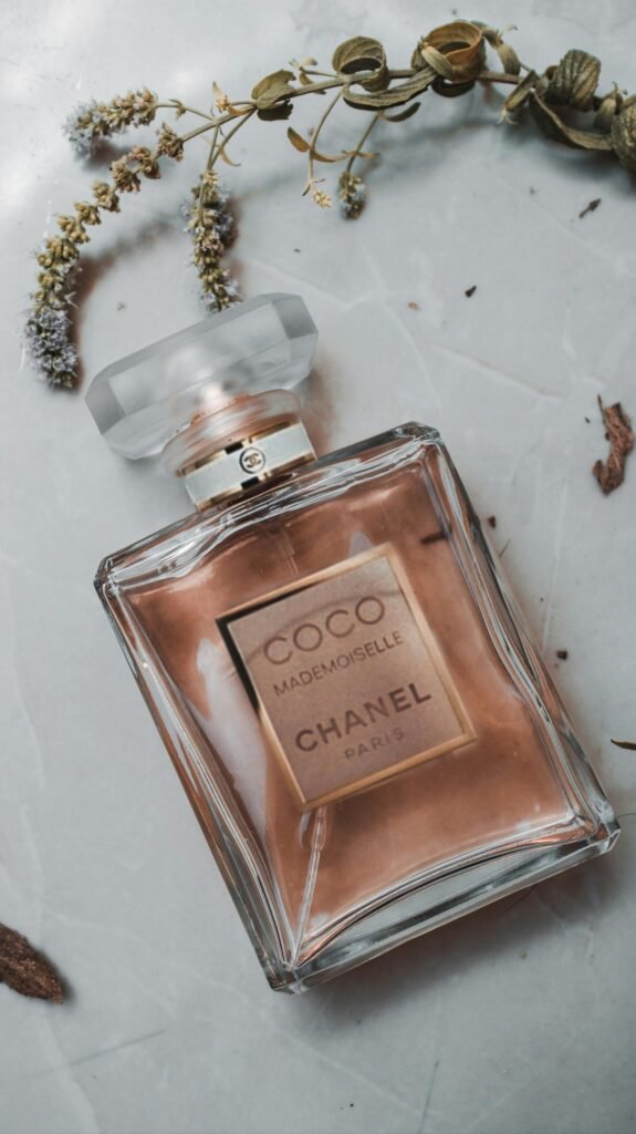 Frasco Coco Mademoiselle Chanel em destaque no site perfume e poesia