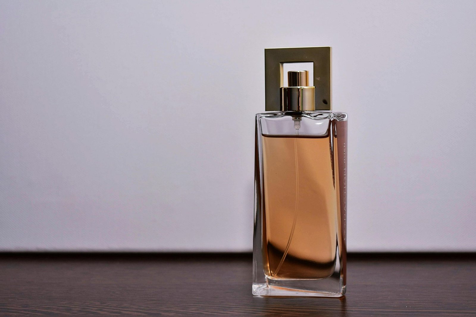 frasco de perfume em destaque no site perfume e poesia