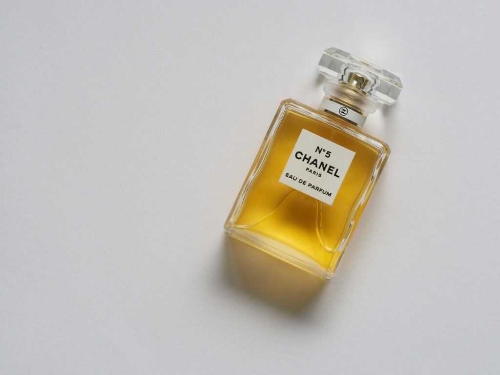 perfume chanel n5 em destaque no site perfume e poesia