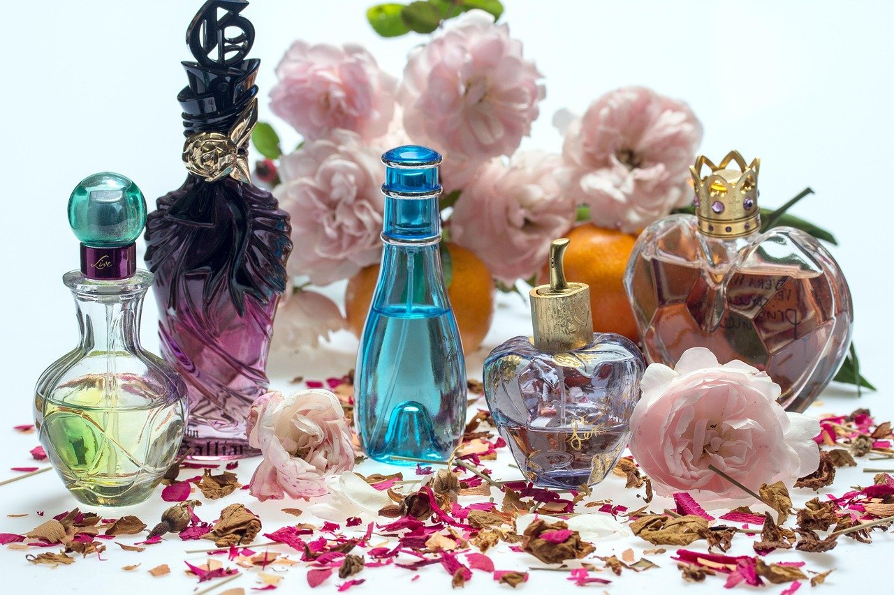 Frascos de perfumes diversos em destaque