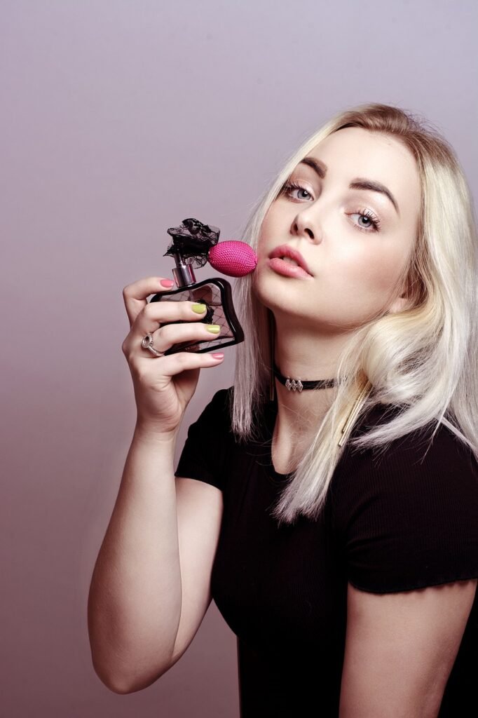 jovem mulher segurando perfume